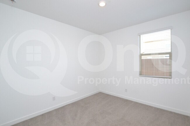 Building Photo - 9213 W Glenrosa Ave