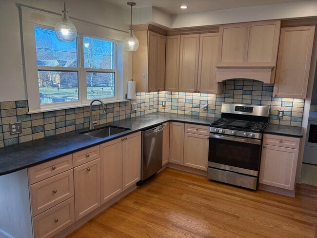 Building Photo - 433 McKinley St