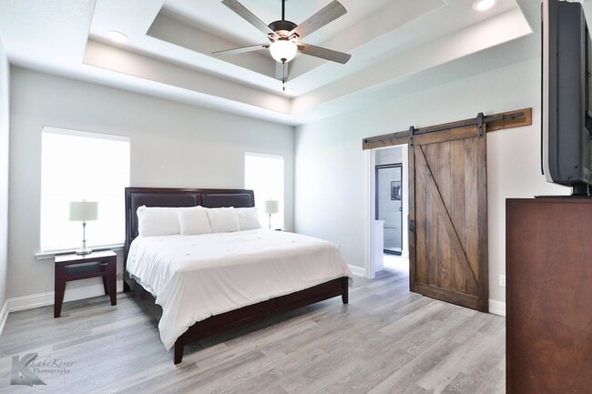 Building Photo - 4 bedroom, EXECUTIVE RENTAL!