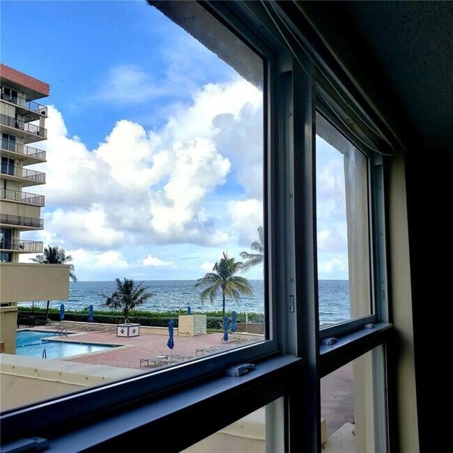 Building Photo - 1147 Hillsboro Mile