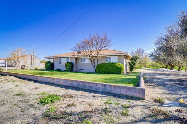 Building Photo - Farmhouse in NW Bakersfield