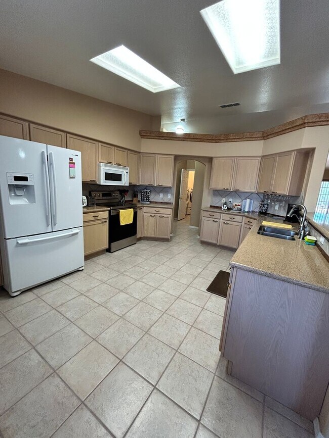 Building Photo - Furnished Winter Home!