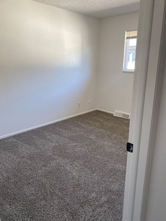Building Photo - Triplex townhome blocks away from Anshutz ...