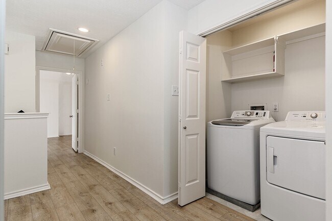 Building Photo - 222 Blushwood Pl