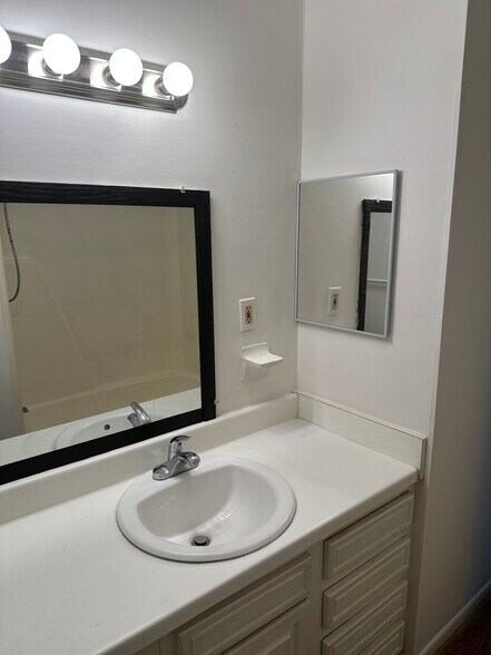 Building Photo - 415 N Oceana Blvd