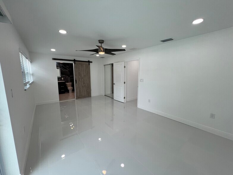 Building Photo - 2641 Miranda Way S