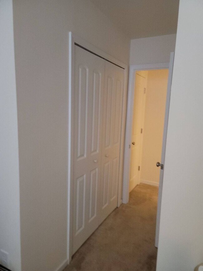 Building Photo - 3 bedroom 2.5 bath townhome in University Area