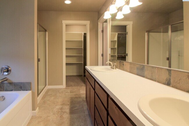 Building Photo - Large 4 Bed, 2.5 Bath West Pasco Home