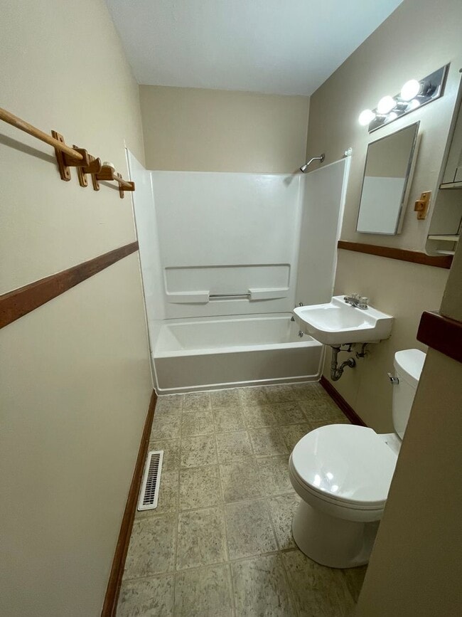 Building Photo - 2 Bedroom, 1 Bathroom House with attached single garage