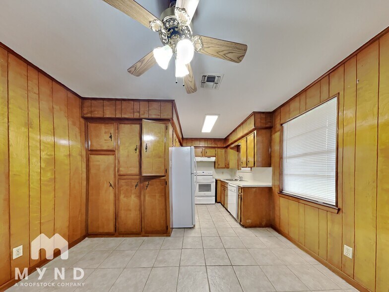Building Photo - 1502 Maple St