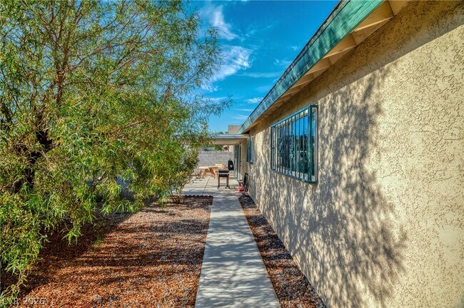 Building Photo - 3730 Greenwood Dr