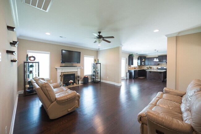 Building Photo - Spacious stunning 5-Bedroom 4 bathroom Home in a Desirable Neighborhood in Summerfield NC