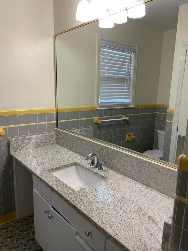 Building Photo - 1516 Highland Park Dr