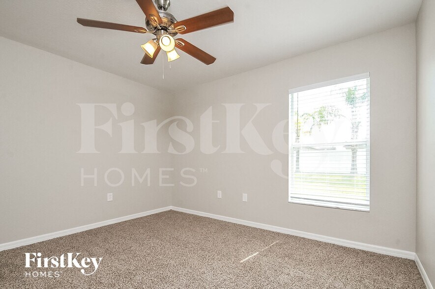 Building Photo - 5203 Ashwood Dr
