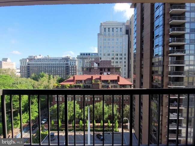 Building Photo - 241 S 6th St