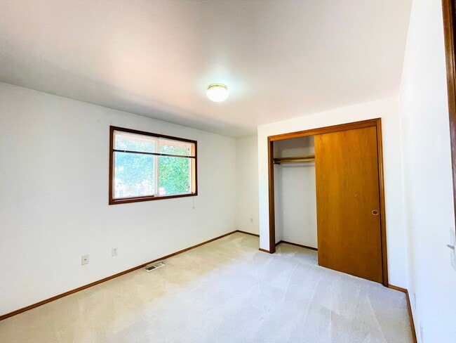 Building Photo - Recently updated Lynnwood Rambler in a quiet cul-de-sac