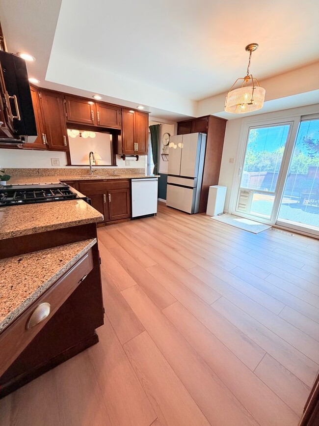 Building Photo - Beautiful Spacious Fox Farm Home