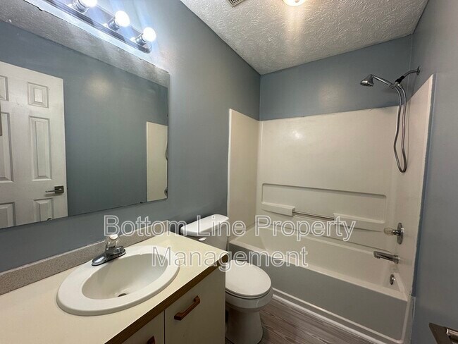 Building Photo - 942 Stewarts Creek Dr