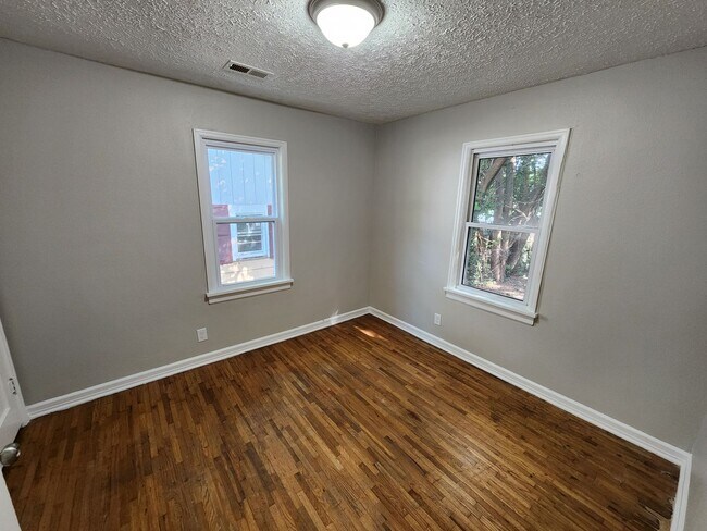 Building Photo - Spacious 3-Bedroom, 2-Bathroom Home AVAILA...