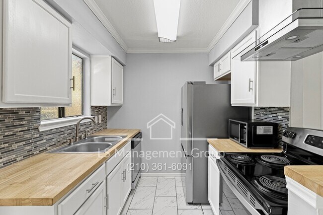 Building Photo - 403 Rene Levy