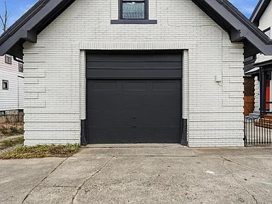 Building Photo - 402 E 18th St