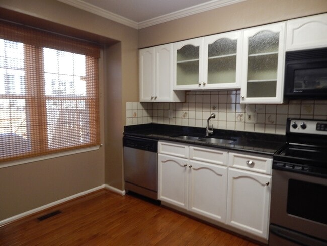 Building Photo - Fabulous TH with Garage! Great Location!