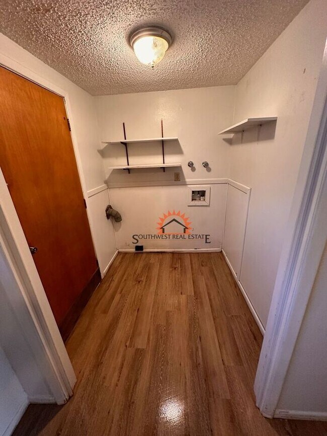 Building Photo - Cute 2 bedroom 2 bath home