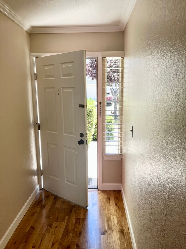 Building Photo - 185 Easy St