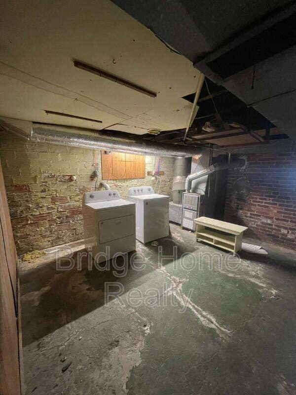 Building Photo - 136 S Spring Ave