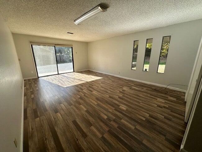 Building Photo - INCREDIBLE LOCATION!!! Quaint and Quiet and Roomy!