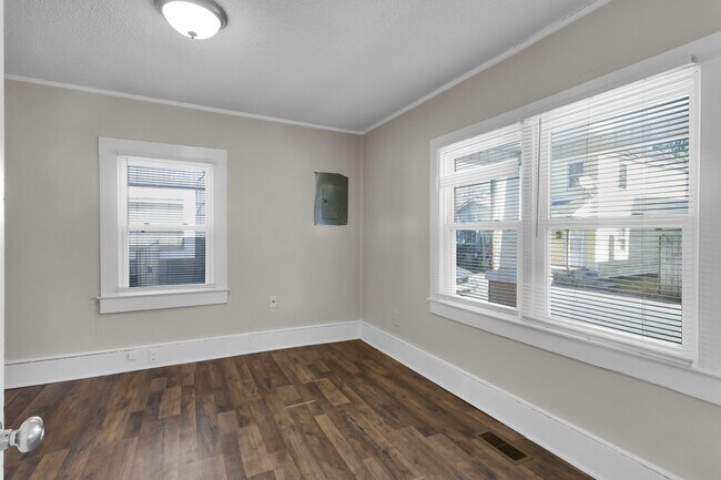 Building Photo - 607 1st Ave