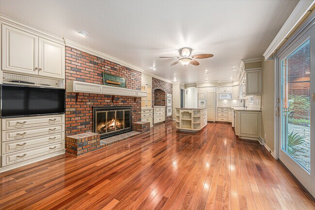 Building Photo - 3310 Lake Dr