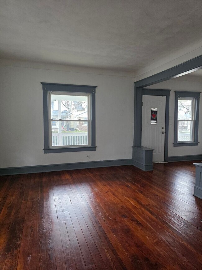 Building Photo - Three Bedroom Single Family Home in Toledo