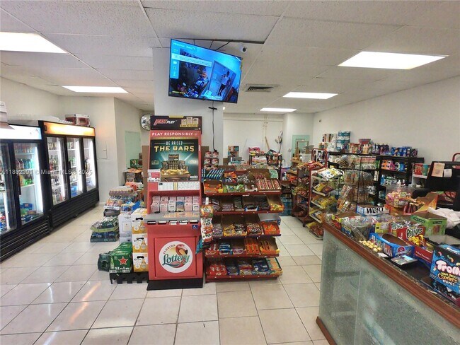 Building Photo - 1301 NE Miami Gardens Dr