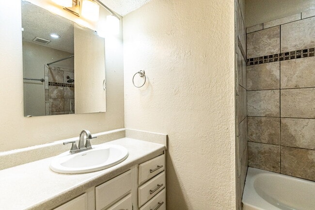 Building Photo - Spacious 2 Bedroom Townhome with Carport!