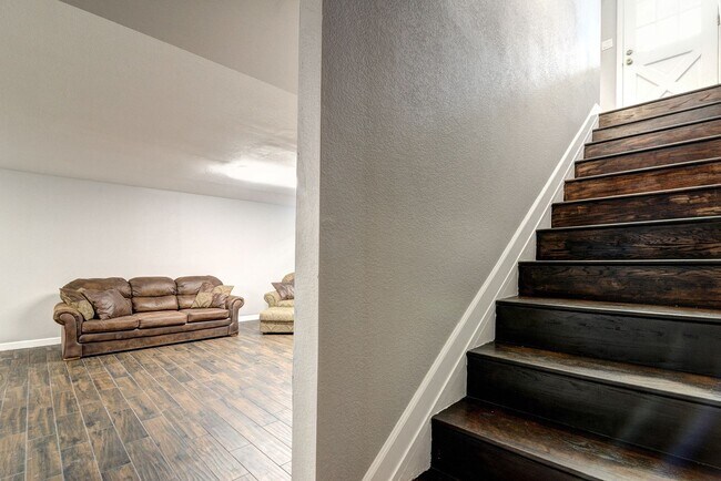 Building Photo - HUGE House In Tempe Close to ASU