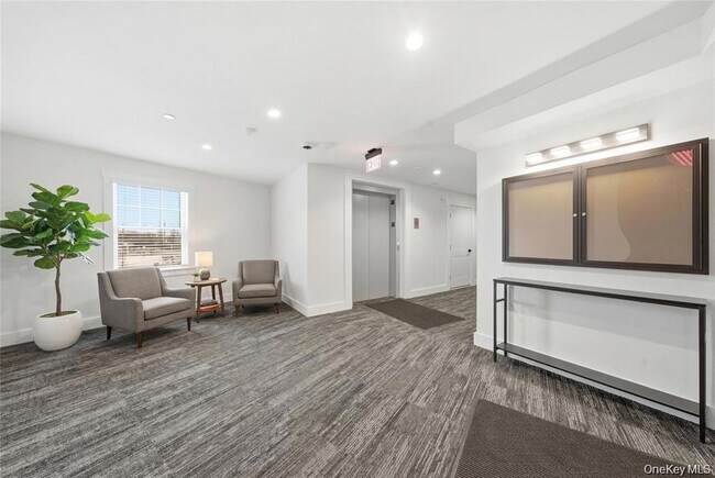 Building Photo - 180 Deer Park Ave