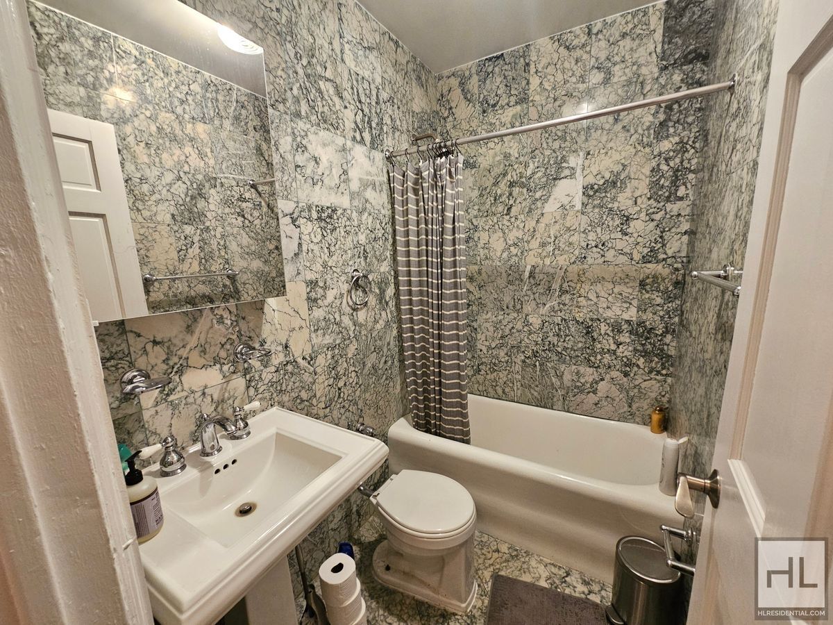 Building Photo - Spacious 1-Bedroom with 2 Full Bathrooms |...
