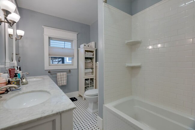 Building Photo - 3321 NE Peerless Pl