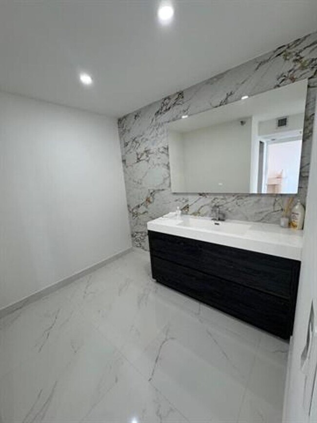 Building Photo - 20515 E Country Club Dr