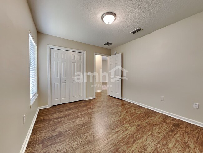 Building Photo - 632 E Red House Branch Rd