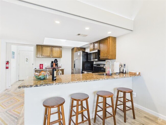 Building Photo - 121 Comanche Dr