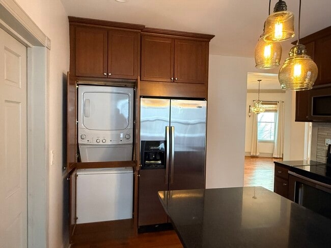 Building Photo - 96 King St