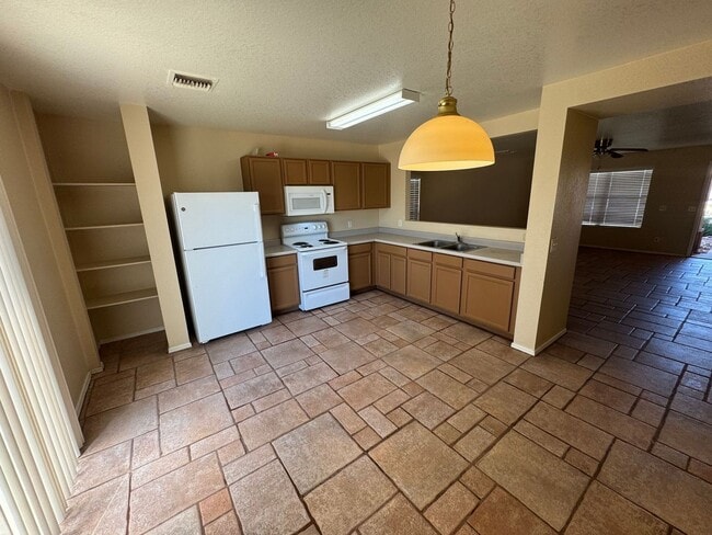 Building Photo - 3 Bedroom - 2 Bath - 1300 Sq. Ft. Home - Tucson