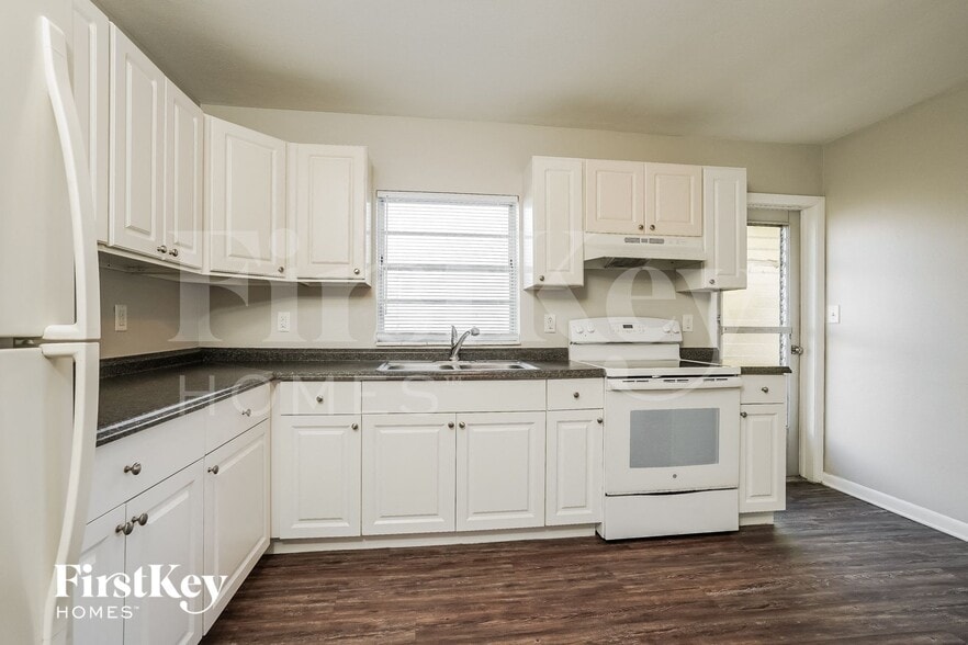 Building Photo - 21586 Edgewater Dr