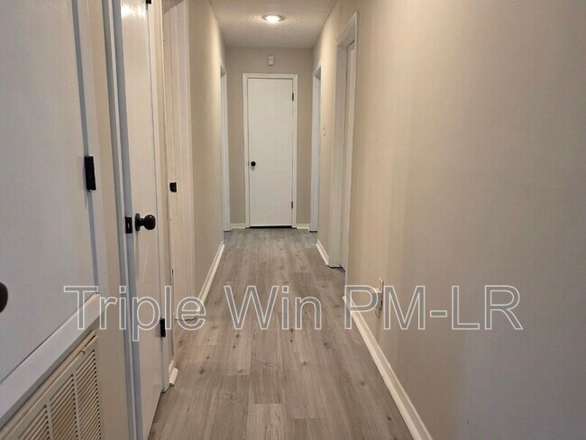 Building Photo - 8 Helen St