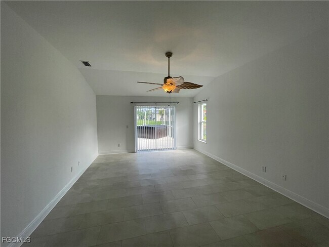 Building Photo - 609 SW 43rd Ln