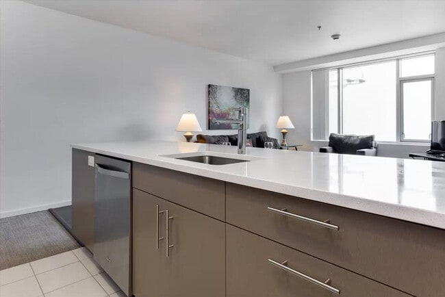 Building Photo - 300 Kendall St