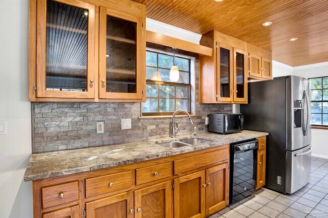 Building Photo - 525 Lakewood Rd