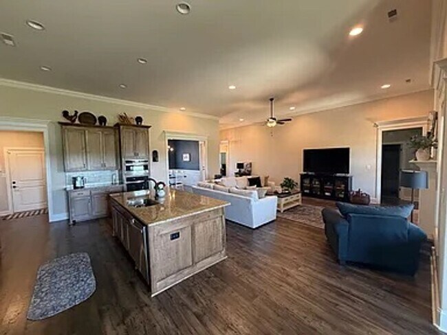 Building Photo - 26316 Woodfield Dr